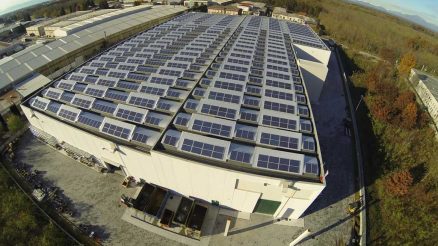 Ripresa aerea di un impianto fotovoltaico